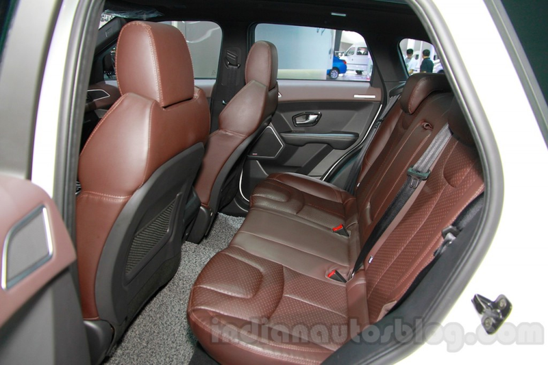 Illustration for article titled Chinese Debut Cheap Range Rover Copy At Display Next To The Real Thing